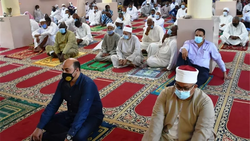محافظ أسوان يؤدى صلاة الجمعة بقرية غرب ويستمع لمشاكل المواطنين.صور