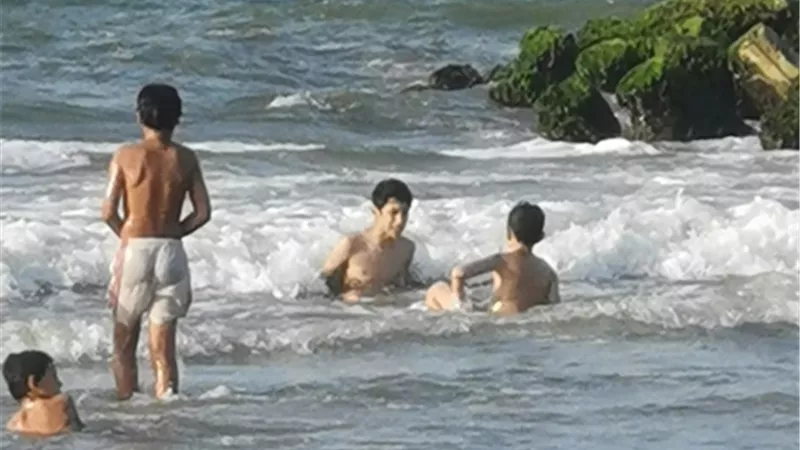 أطفال البرلس يهربون من الحرارة الي مياة البحر.صور