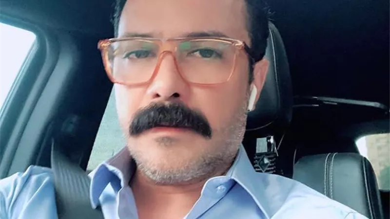 شاهد .. محمد رجب يشارك جمهوره إطلالة جديدة
