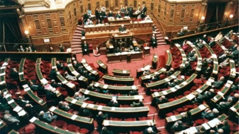 بسبب الحجاب.. نواب يحتجون ويغادرون قاعة البرلمان في فرنسا