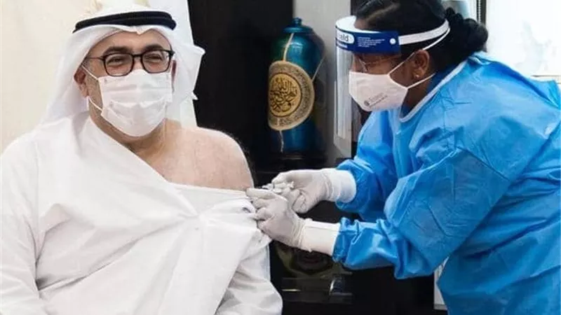 وزير الصحة الإماراتي يتلقى الجرعة الأولى من لقاح كورونا
