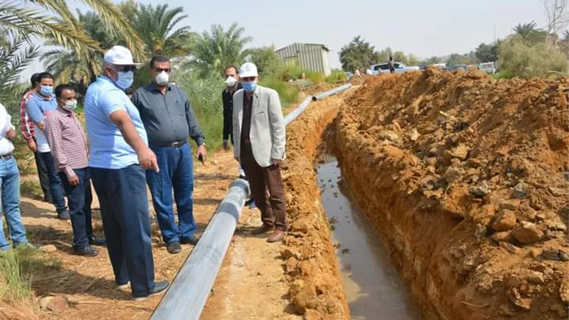 محافظ الوادي الجديد يتفقد اول تجربة لتحويل اراضي الصندوق من رى بالغمر الى رى حديث.صور