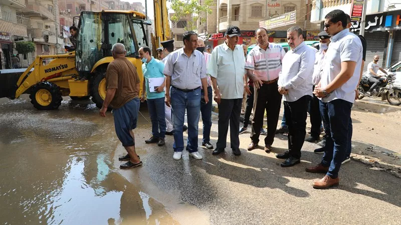 إنفجار خط مياه بشارع صبري أبو علم بشبين الكوم والمحافظ يتابع الاصلاح على الطبيعة... صور