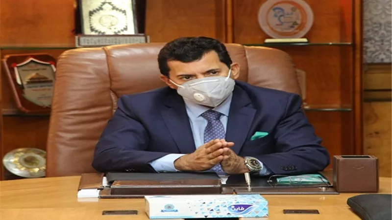 اشرف صبحى يكرم القائمين على حفل قرعة مونديال اليد