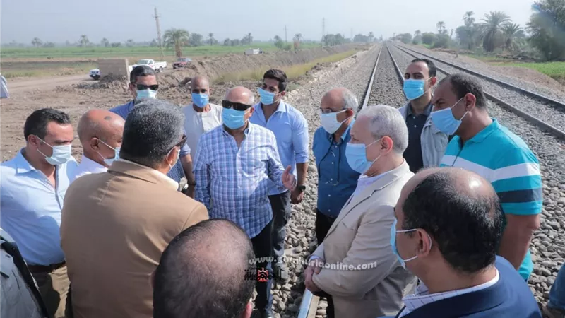 بالصور.. وزير النقل يتفقد مشروعات بالأقصر ويؤكد إنشاء ٢٣ جسراً أعلى السكة الحديد