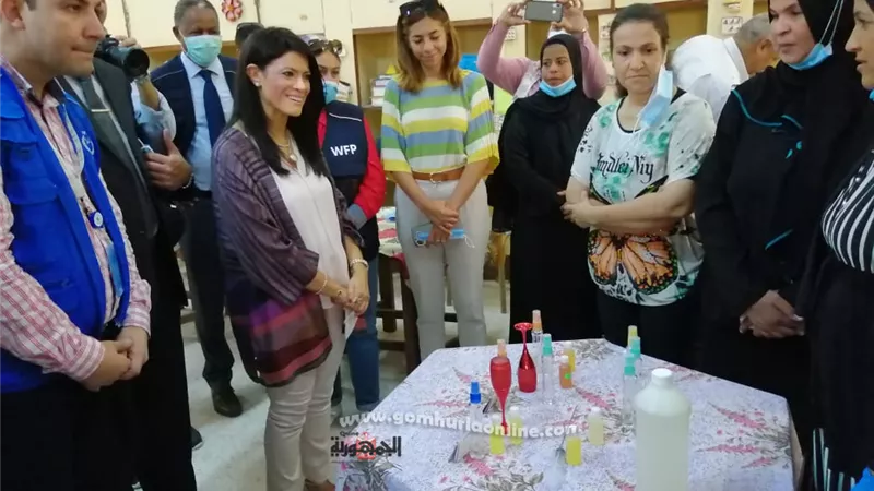 وزيرة التعاون الدولى وممثل برنامج الغذاء العالمى يتفقدان مشروع المدرسة الذكية بالطود جنوب الأقصر