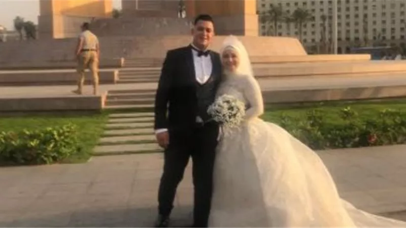 وسط أجواء عائلية.. عروسان يحتفلان بزفافهما فى ميدان التحرير ويلتقطون صورا تذكارية.. صور