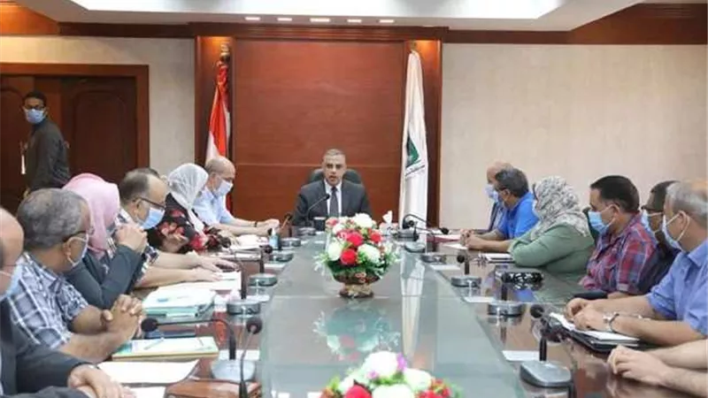 محافظ سوهاج يعقد اجتماعا مع وحدة التنفيذ المحلية لمشروعات برنامج تنمية صعيد مصر
