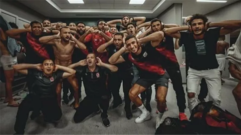 الأهلي يحتفل مع جماهيره بالدوري على طريقة مؤمن زكريا