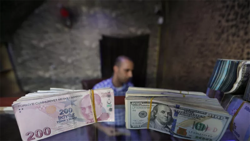 تنزل لقاع جديد .. تراجع الليرة التركية خلال تعاملات اليوم