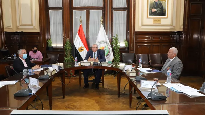 وزير الزراعة يبحث آليات دعم وتطوير الخدمة الصحية بمستشفى الزراعيين