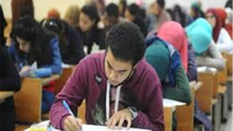 طلاب الثانوية الأزهرية يؤدون امتحان الكيمياء