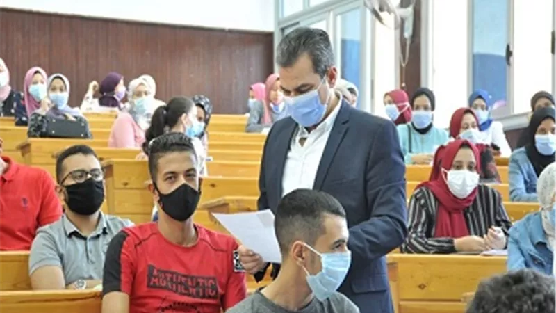 بعد التسجيل الالكتروني رئيس جامعة كفرالشيخ يتفقد توقيع الكشف الطبي على الطلاب الجدد