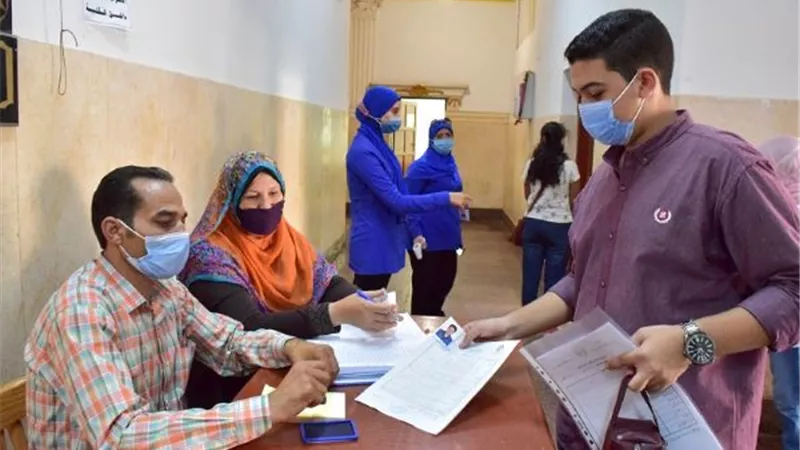 الكشف على 600 طالب من المستجدين بجامعة بنى سويف.. بالصور