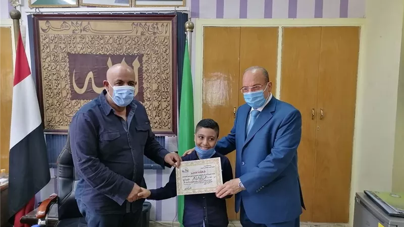حجازى يكرم الطالب الفائز فى مسابقة نادى القصة للاطفال بالصين لحصوله على المركز الثانى عالمياً