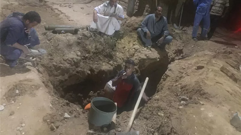 إصلاح هبوط أرضى وكسر فى ماسورة مياه بقرية البغدادى جنوب الأقصر