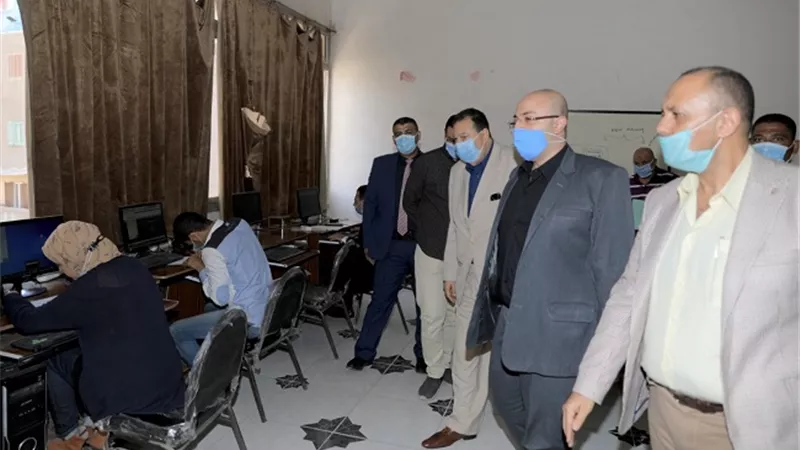 محافظ بني سويف يتابع اختبارات المتقدمين لمسابقة المهندسين