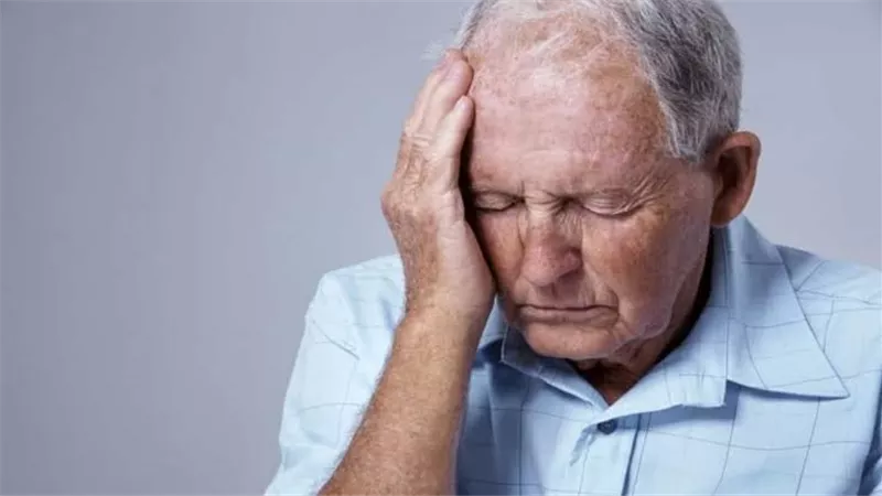 أبرز 3 أسباب للإصابة بالزهايمر.. فيديو