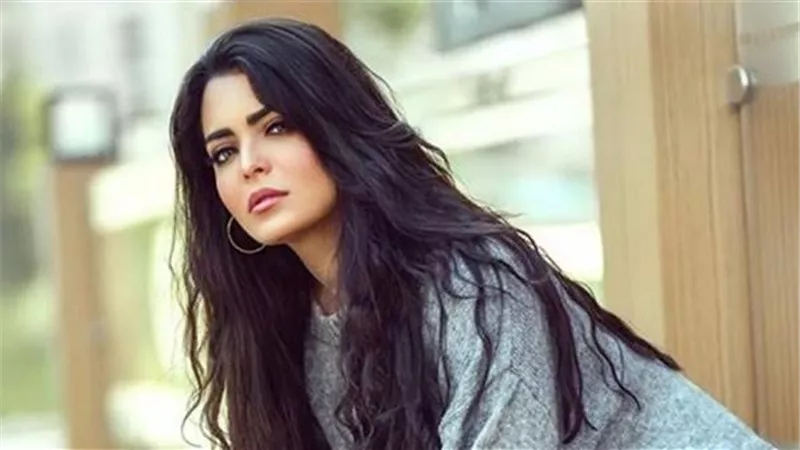 اسماء جلال تشعل السوشيال ميديا بفستان زفاف .. صور
