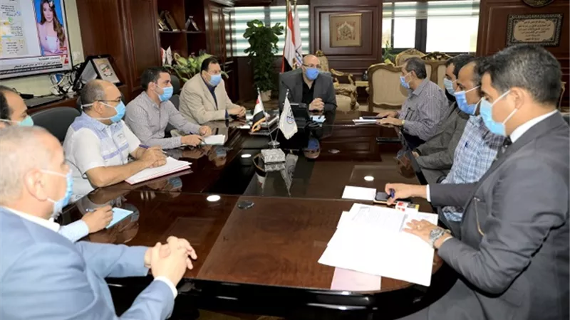 محافظ بني سويف يبحث مع وفد هيئة الطرق تنمية محور عدلي منصور