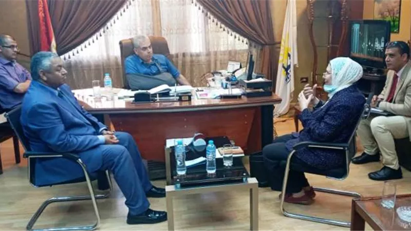 زيارة فريق مركز رصد بجامعة حلوان لرئيس حى حلوان لاستكمال تطوير كفر العلو.. بالصور