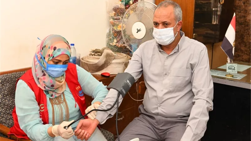 السكرتيرالعام يتابع اعمال مبادرة 100 مليون صحة للعاملين بالديوان العام