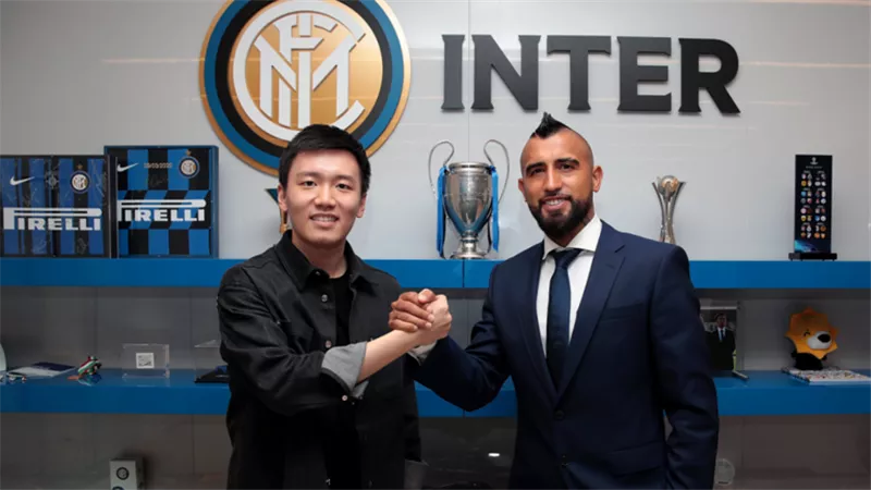 إنتر ميلان يعلن التعاقد مع فيدال لاعب برشلونة