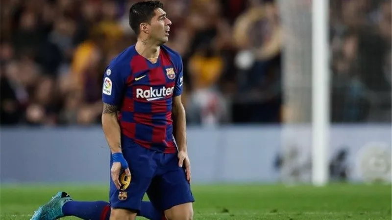 رئيس برشلونة يقف في وجه سواريز