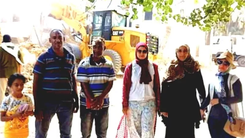 محافظ الوادى الجديد يستجيب لسكان العشوائيات بتحمل تكاليف إزالة منازلهم القديمة.صور