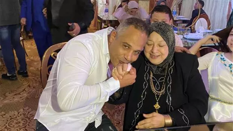 مصطفى درويش يروي لقاءه بمعلمته بعد 30 عاما.. 