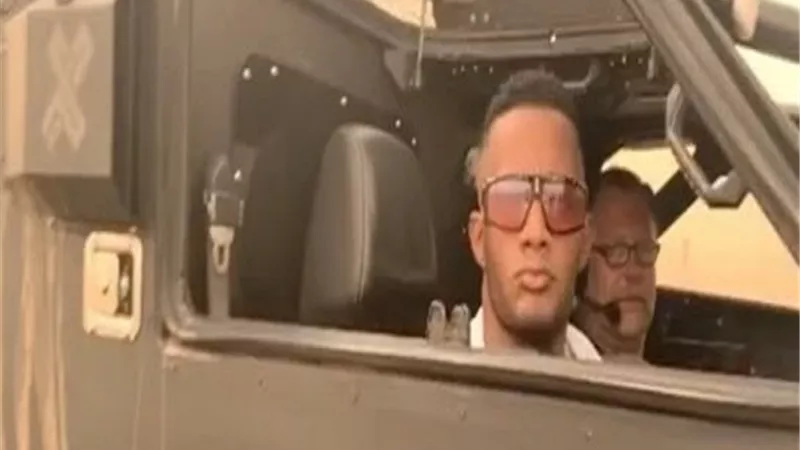 من داخل الدبابة.. محمد رمضان يروج لأغنيته الجديدة.. فيديو