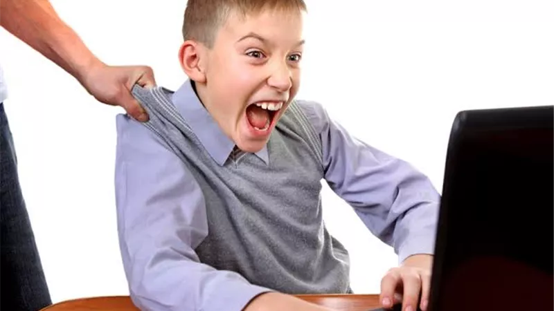 نوبات تشنجية.. أستاذ طب نفسي يكشف مخاطر الألعاب الإلكترونية