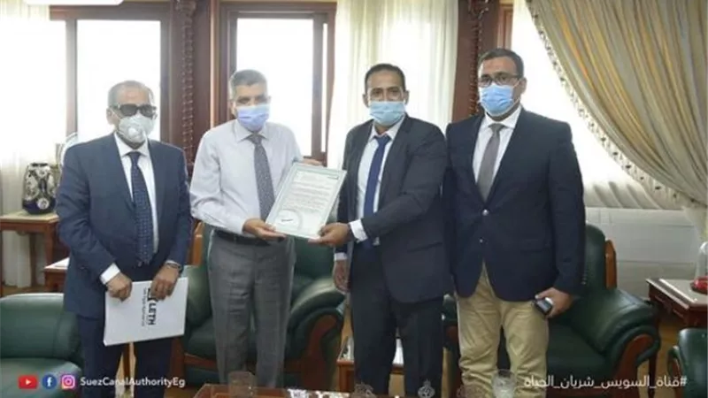 إشادة دولية بعبور 12 ماسورة عملاقة عبر قناة السويس وتكريم الفريق ربيع .صور