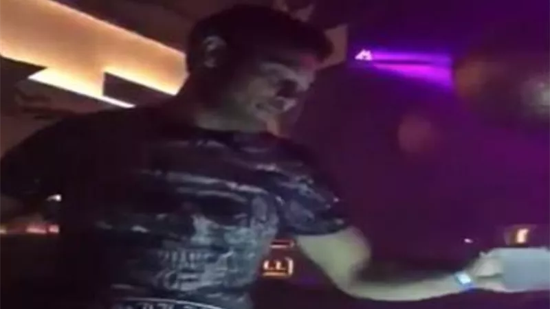 وسط الساقطات .. المقاول الهارب محمد في احدث ظهور له.. «بيجاهد في الديسكو»