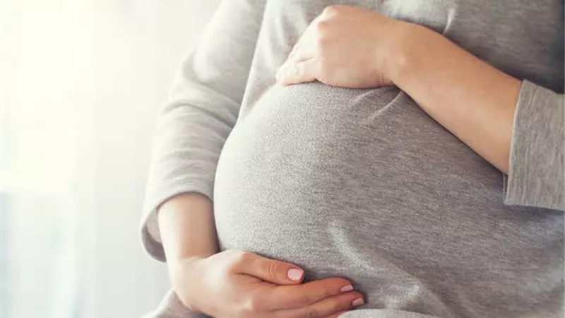طبيب جراحة تجميل يوضح طرق علاج ترهلات ما بعد الولادة