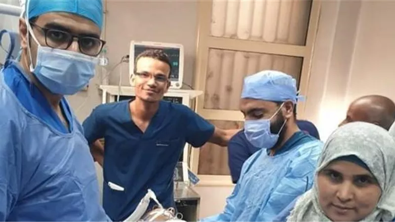جراح بمستشفى بنها الجامعى يكشف كواليس استخراج موبايل من معدة مريض