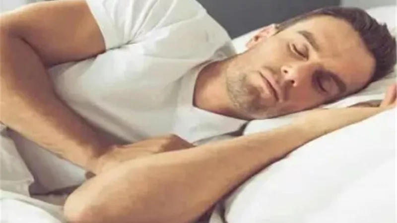 ابرزها تحسين اداء القلب ...7 فوائد صحية للنوم على جانبك