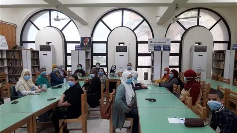 24 طالب يتنافسون في التصفيات النهائية لمسابقة تحدي القراءة ببني سويف.صور