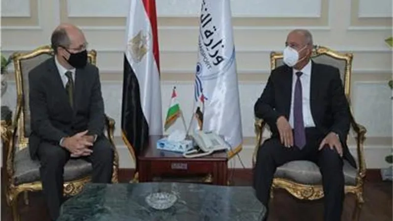 وزير النقل يبحث مع السفير المجري تدعيم التعاون المشترك