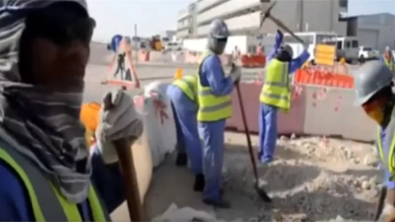 تقرير حقوقي يفضح سياسات الحمدين: الدوحة تتعمد قتل العمال جوعًا