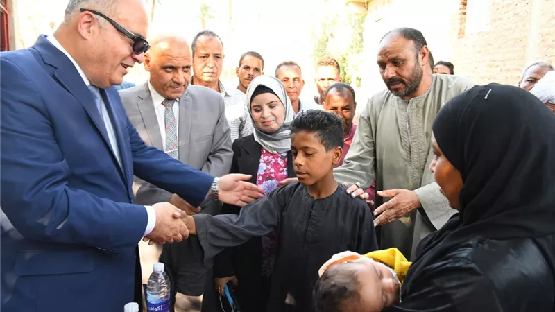 محافظ قنا يقدم واجب العزاء لشهيديّ لقمة العيش بقرية الترامسة