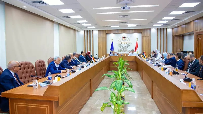 رئيس هيئة الدواء يلتقي ممثلي الصناعة
