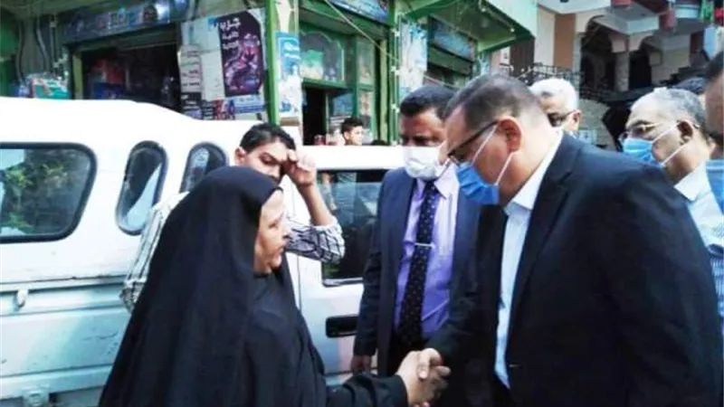 محافظ الشرقية يُقدم واجب العزاء لأسرة عامل نظافة بقرية دويدة