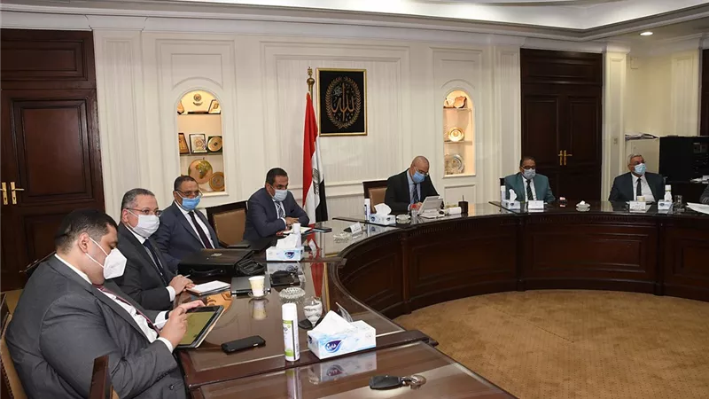وزير الإسكان يتابع مخططات تنمية أراضى الساحل الشمالي الغربى