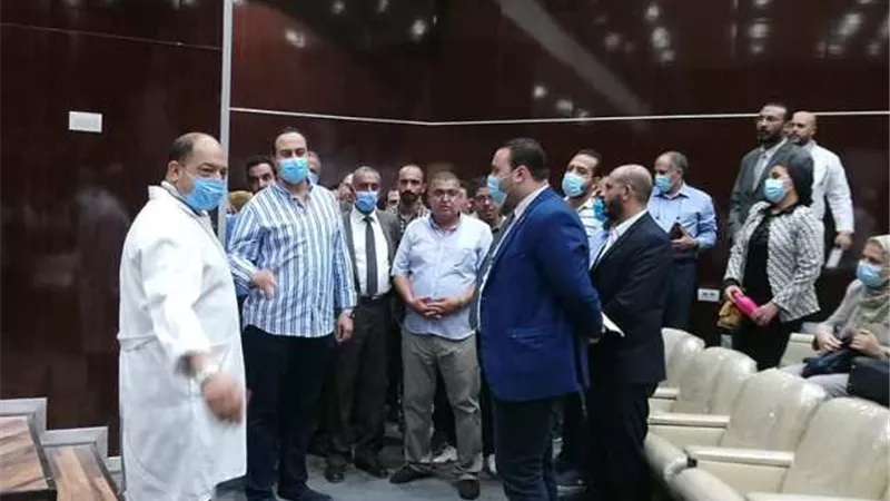 السبكي يتفقد تجهيزات التأمين الشامل ويلتقي العاملين بمجمع الإسماعيلية الطبي .صور