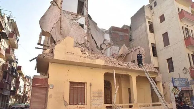 مصرع وإصابة 9 بسوهاج انهار بهم منزل من طابقين