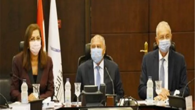 وزيرا النقل والتخطيط يبحثان آليات تنفيذ توطين صناعة الوحدات المتحركة للسكك الحديدية