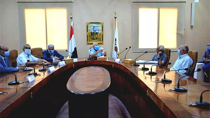 محافظ الوادي الجديد يلتقى وفدا وزاريا لتحديد الأراضى الصالحة للزراعة
