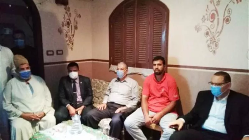 محافظ الشرقية يقدم واجب العزاء لأسرة عامل النظافة شهيد العمل
