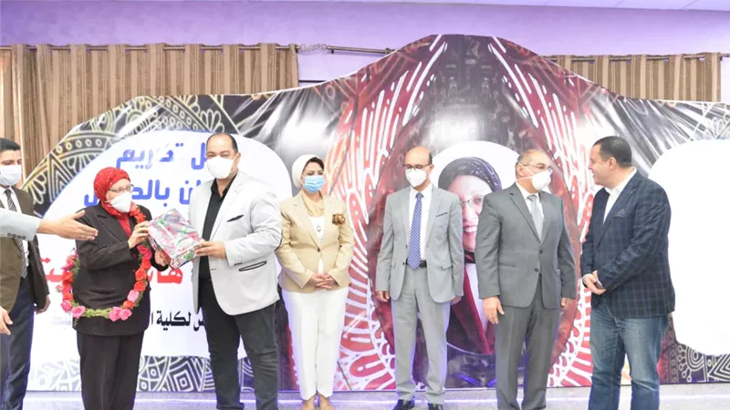 رئيس جامعة أسيوط ونوابه وعدد من قيادات الجامعة يشهدون حفل تكريم الدكتورة